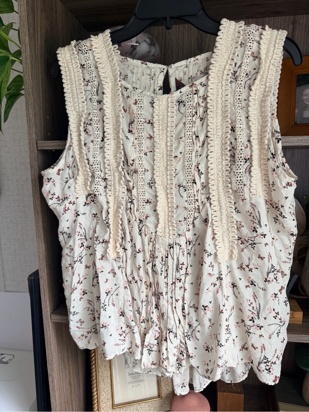 Ranna Gill Cream Floral Crochet-Trim Sleeveless Top
